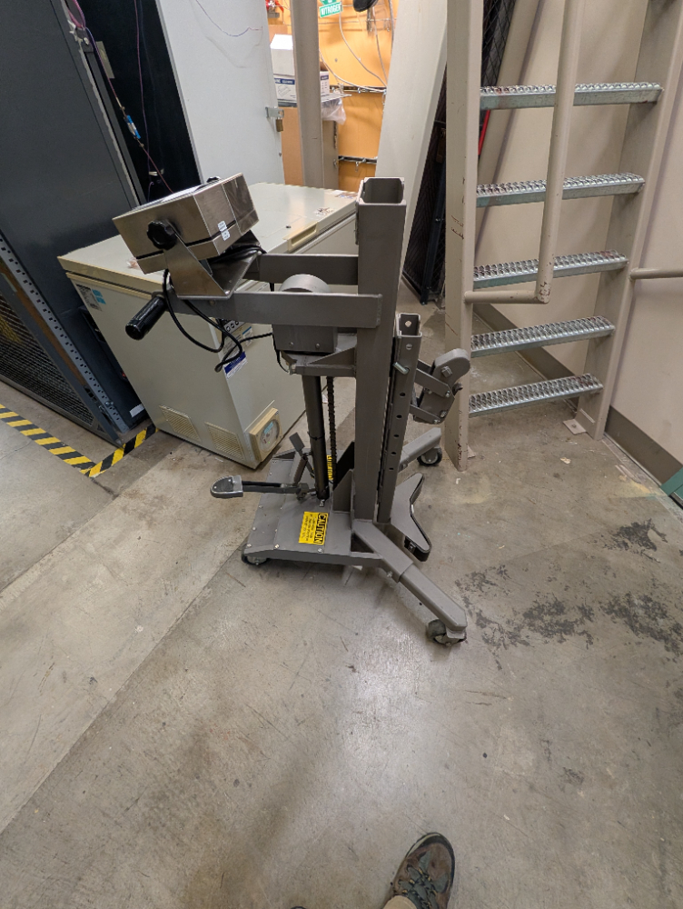 Image of Doran 8000XL Digital Scale with Easy Lift Mobile Stand